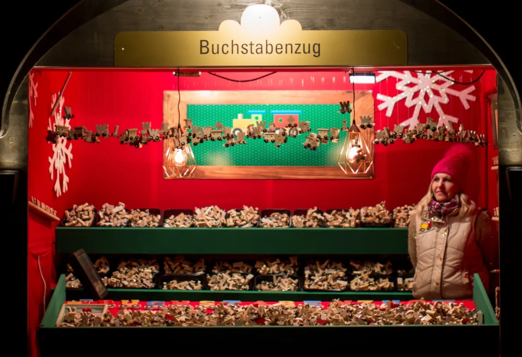 Marktstand des Buchstabenzugs auf einem Wiener Weihnachtsmarkt