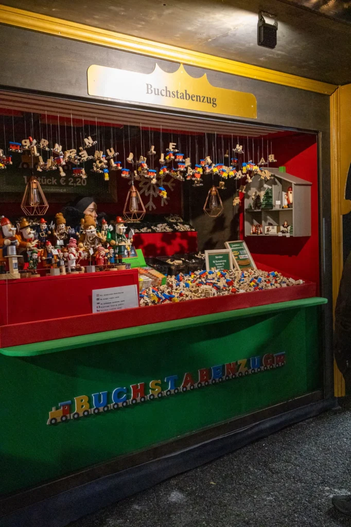 Buchstabenzug-Stand in Wien mit Schild und Auslage