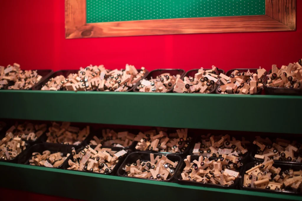 Auswahl an Holzbuchstaben in grünen Regalen