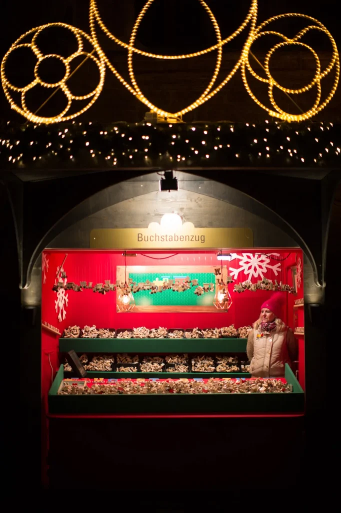 Buchstabenzug-Stand am Abend auf dem Weihnachtsmarkt