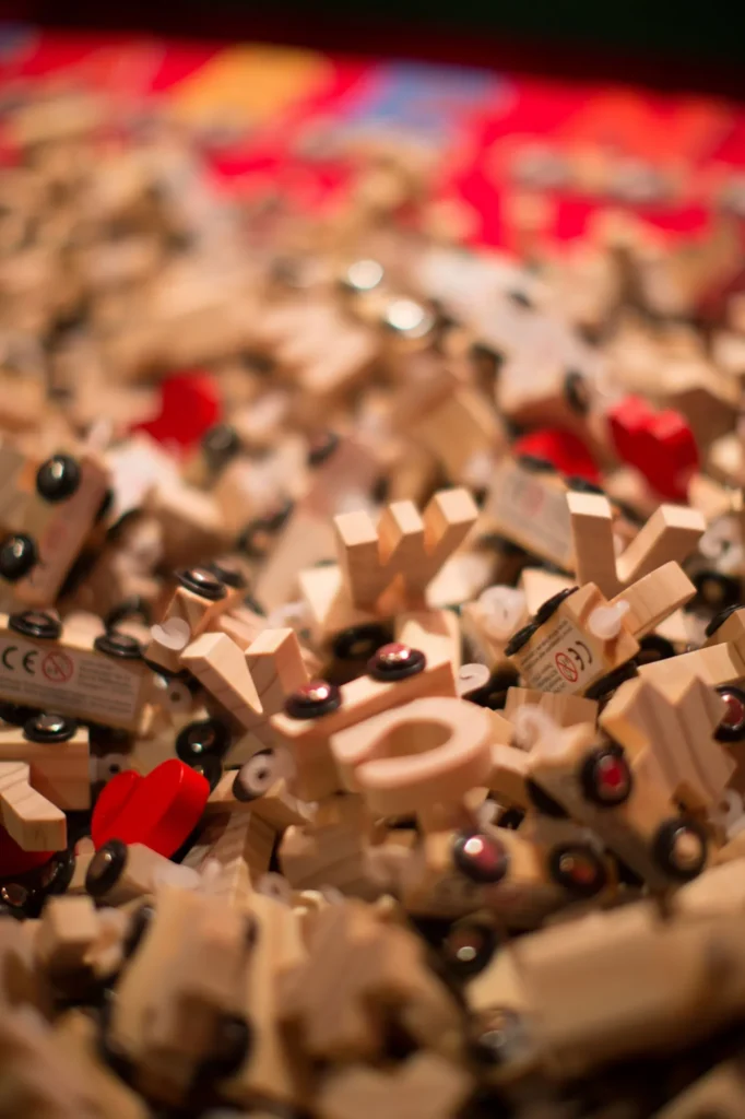 Detail der Holzwaggons mit Buchstaben und Rädern